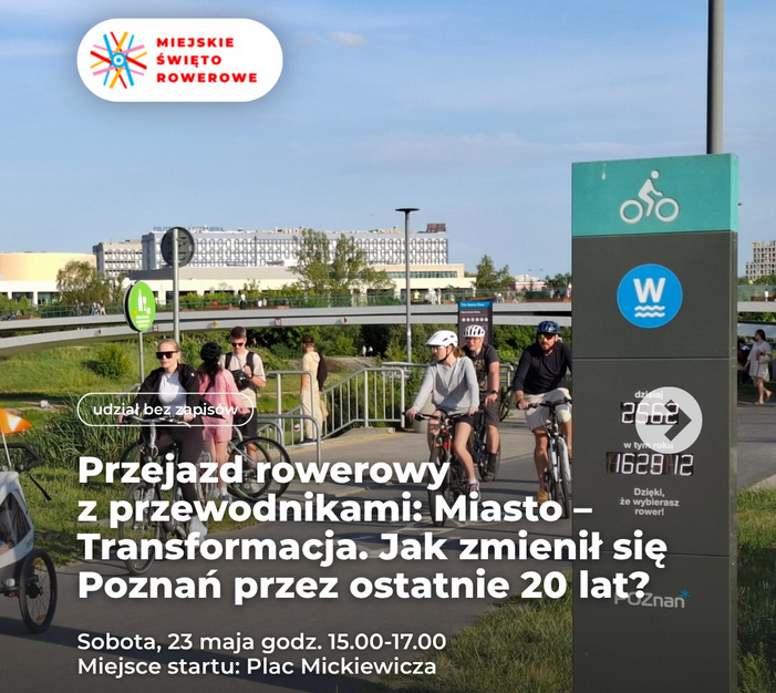Grupa osób jedzie rowerami przez nowoczesną przestrzeń miejską w Poznaniu; plakat zaprasza na przejazd rowerowy z przewodnikami 23 maja o 15:00 z Placu Mickiewicza w ramach Miejskiego Święta Rowerowego.