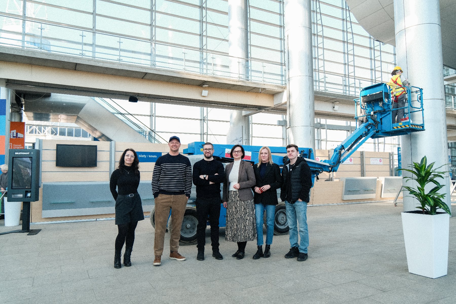 Grupowe zdjęcie przedstawicieli Miasta Poznań oraz partnerów projektu Poznań CityLab w Holu Wschodnim MTP.