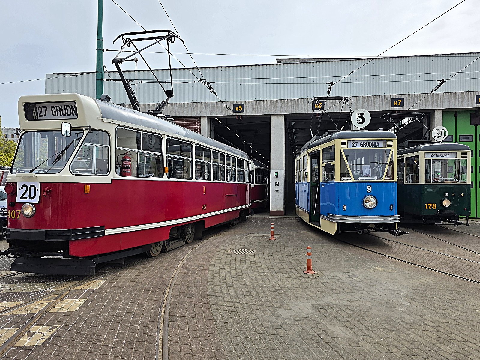 Historyczne tramwaje - czewony z Warszawy, niebieski z Krakowa i zielony z Poznania