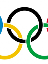 Flaga olimpijska, pięć kółek: niebieskie, czarne, czerwone na górze oraz żółte i zielone na dole.