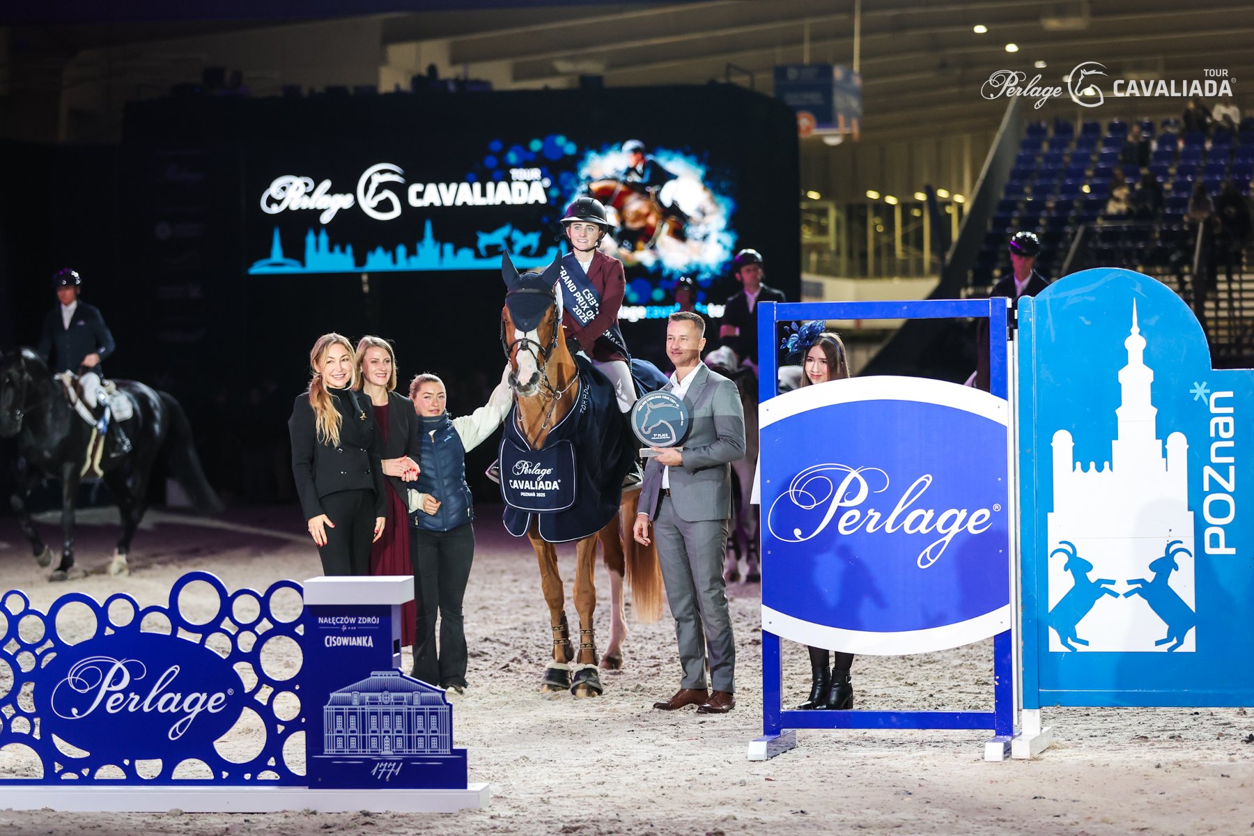 Jodie Hall Mcateer, zwyciężczyni konkursu Grand Prix, fot. Dava Palej - na koniu siedzi zwyciężczyni zawodów, a obok niej stoją stoją wręczający nagrody - łącznie 1 mężczyzna oraz 4 kobiety