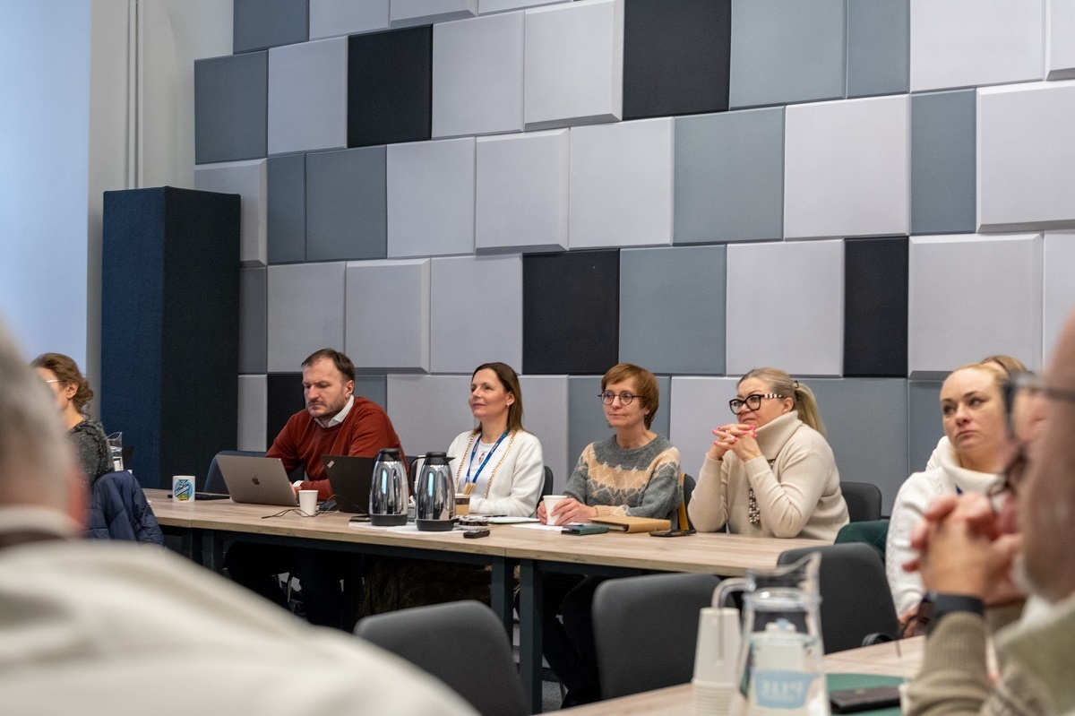 kilka osób obraduje za stołem koneferncyjnym - grafika artykułu