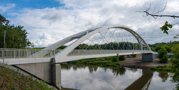 Kładka pieszo-rowerowa, która połączyła Czerwonak z Poznaniem. Zdjęciem z brzegu do strony Poznania