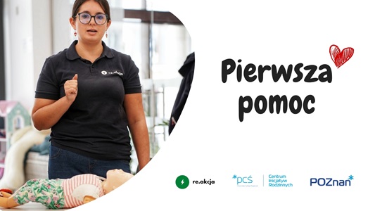 Kobieta instruująca jak udzielać pierwszej pomocy- napis pierwsza pomoc, obok kształt czerwonego serca