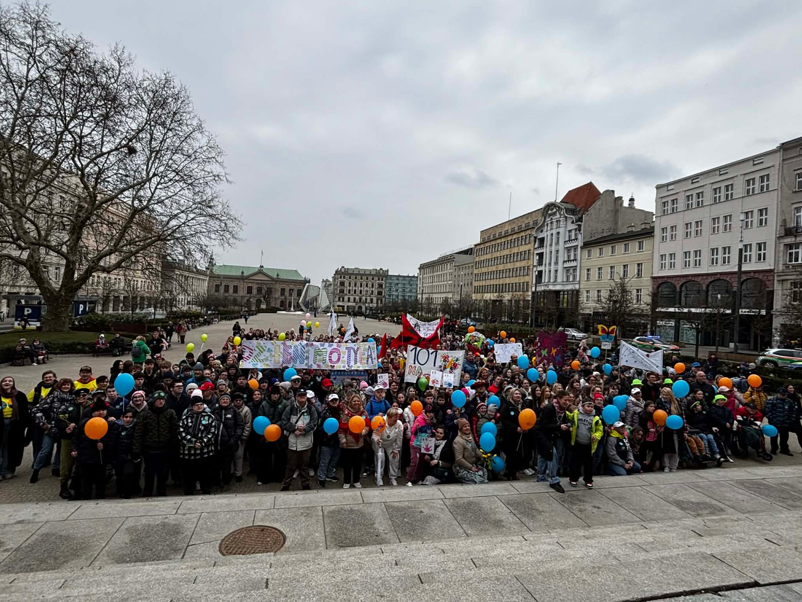 Kolorowa grupa na mecie marszu na tak na placu wolności