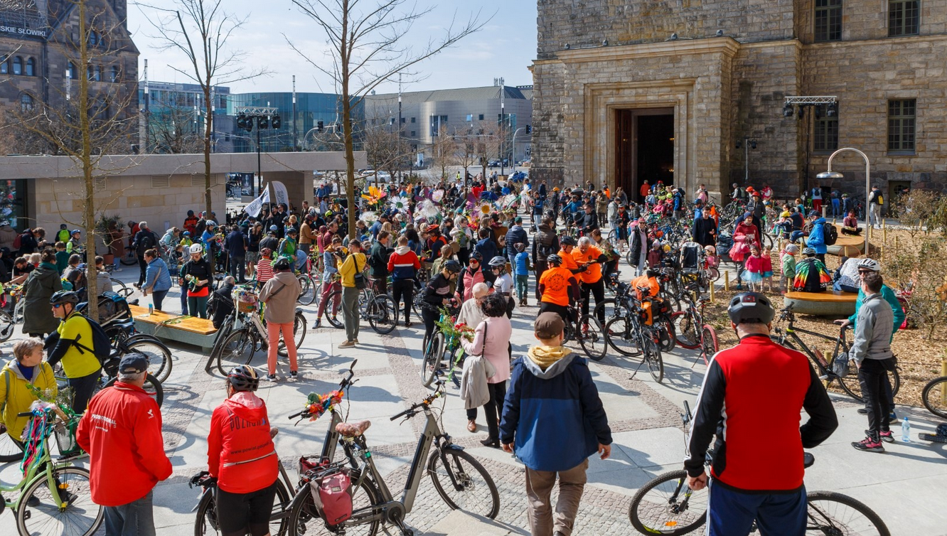 Kolorowo poprzebierani rowerzyści przed Centrum Kultury Zamek.