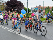 Kolorowy przejazd rowerów ulicami Poznania