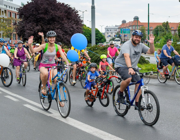 Kolorowy przejazd rowerów ulicami Poznania