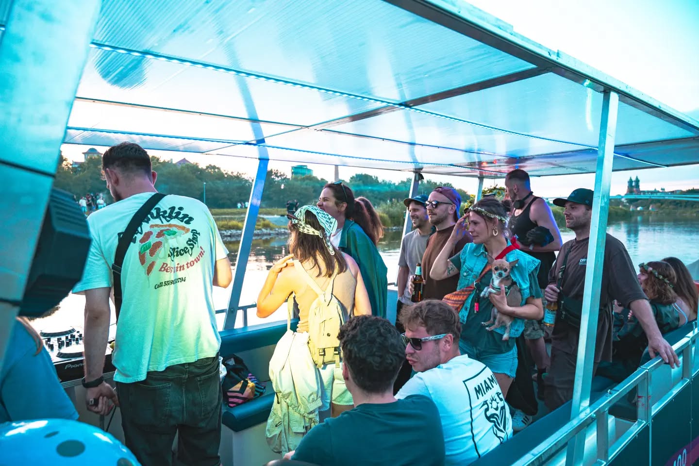 Koncert DJ-ski pod jednym z poznańskich mostów.