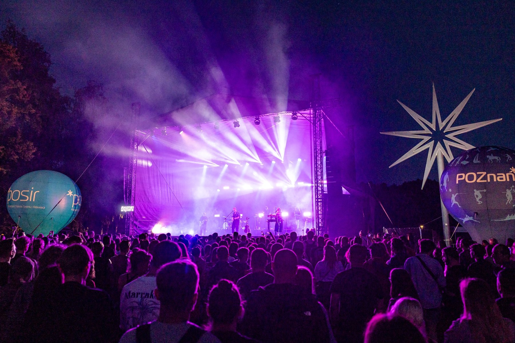 Koncert z cyklu #NaFalach i tłum przed sceną