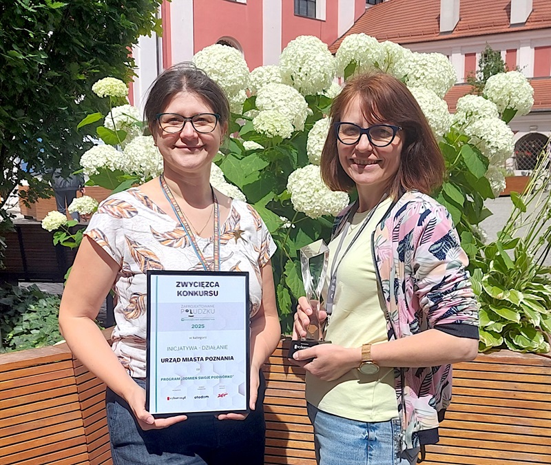 Koordynatorki nagrodzonego projektu - od lewej Paulina Idczak i Natalia Szwarc-Gosiewska trzymają statuetkę.