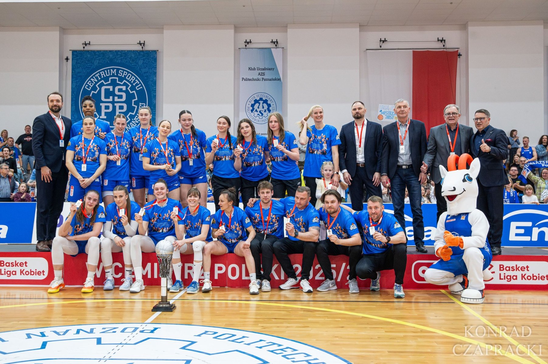 Koszykarki zespołu Enea AZS Politechnika Poznań ze srebrnymi medalami Orlen Basket Ligi Kobiet, fot. Konrad Czapracki - zawodniczki siedzą oraz stoją ze sztabem szkoleniowym i działaczami z medalami na szyi oraz w koszulkach okolicznościowych