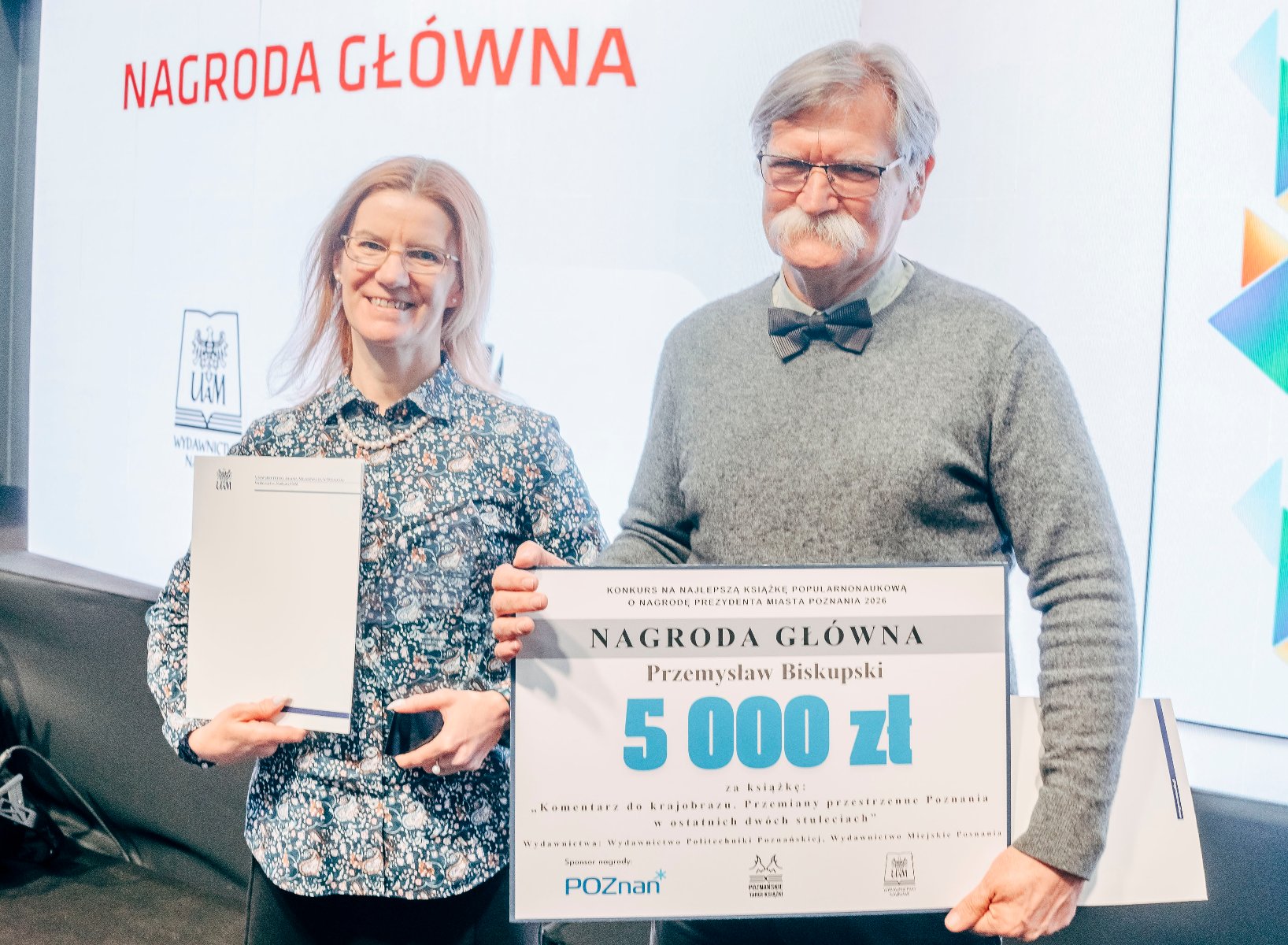 Laureaci konkursu. Dyrektor wydawnictwa i autor ze statuetką i dyplomem