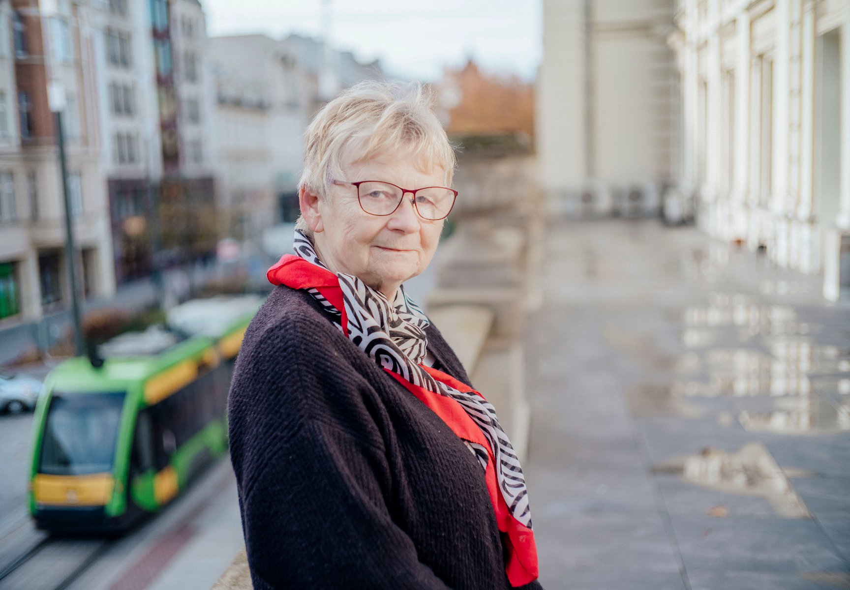 Laureatka przemawia zza mównicy. W tle jej zdjęcie na dużym ekranie.