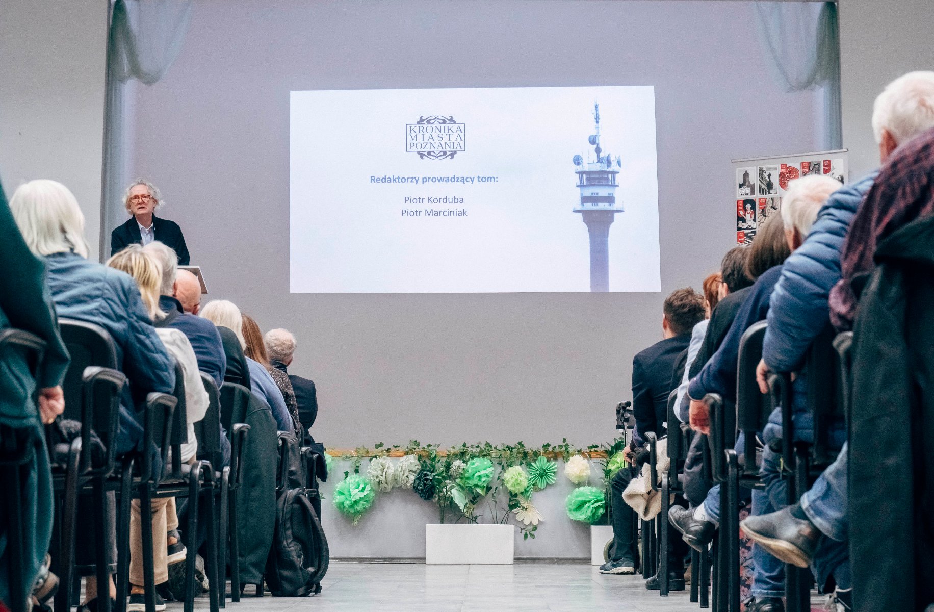 Licznie zgromadzona publiczność na spotkaniu siedząca w dużej auli szkoły