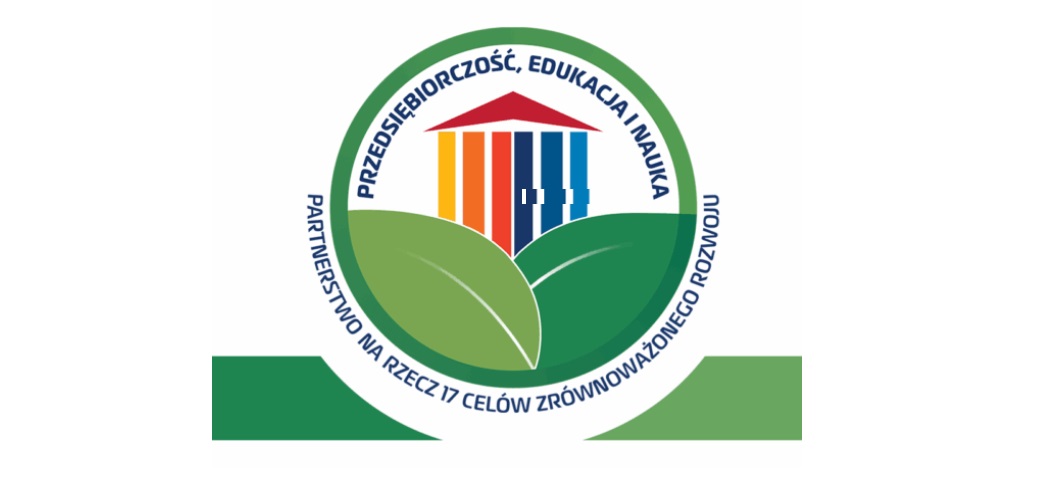 Logo z napisem "Przedsiębiorczość, Edukacja i Nauka" oraz "Partnerstwo na rzecz 17 Celów Zrównoważonego Rozwoju". W centrum znajduje się stylizowany budynek z kolorowymi filarami (pomarańczowym, czerwonym, niebieskim), umieszczony nad zielonymi liśćmi symbolizującymi ekologię i zrównoważony rozwój. Logo jest otoczone zielonym okręgiem.