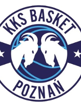 Logotyp Enea Basket Poznań - 2 białe kozły naprzeciwko siebie umieszczone w niebiesko-granatowej piłce. Na biało-niebieskim obramowaniu nazwa klubu