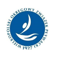 Logotyp Wielkopolskiego Okręgowego Związku Pływackiego - na niebieskim tle biały symbol osoby wskakującej do wody. Wokół niebieskie napis Wielkopolski Okręgowy Związek Pływacki