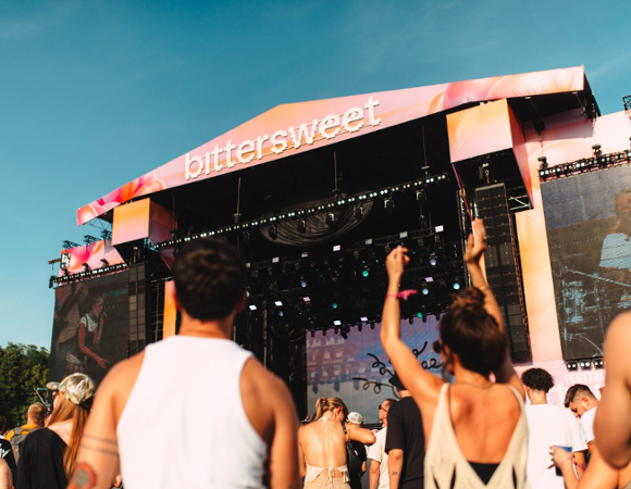 Ludzi przed sceną podczas BitterSweet Festivalu