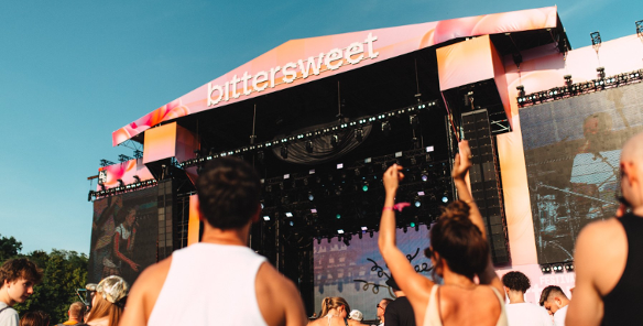 Ludzi przed sceną podczas BitterSweet Festivalu