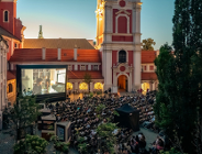 Ludzie na leżakach oglądają film na Dziedzińcu UMP