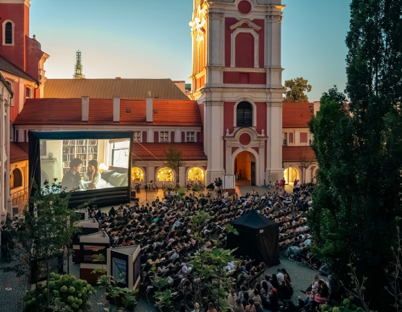 Ludzie na leżakach oglądają film na Dziedzińcu UMP