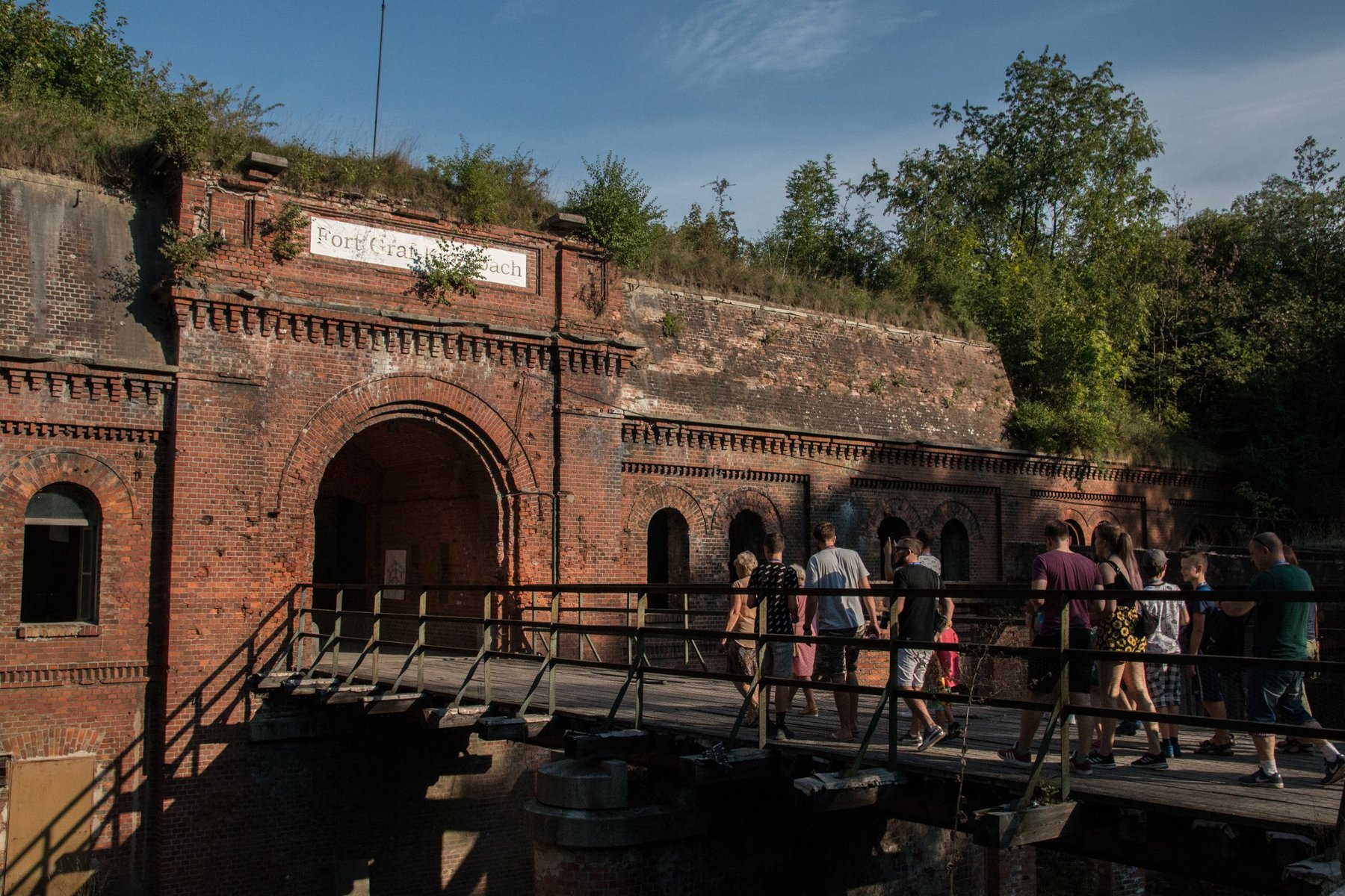 Ludzie wchodzą przez most do fortu