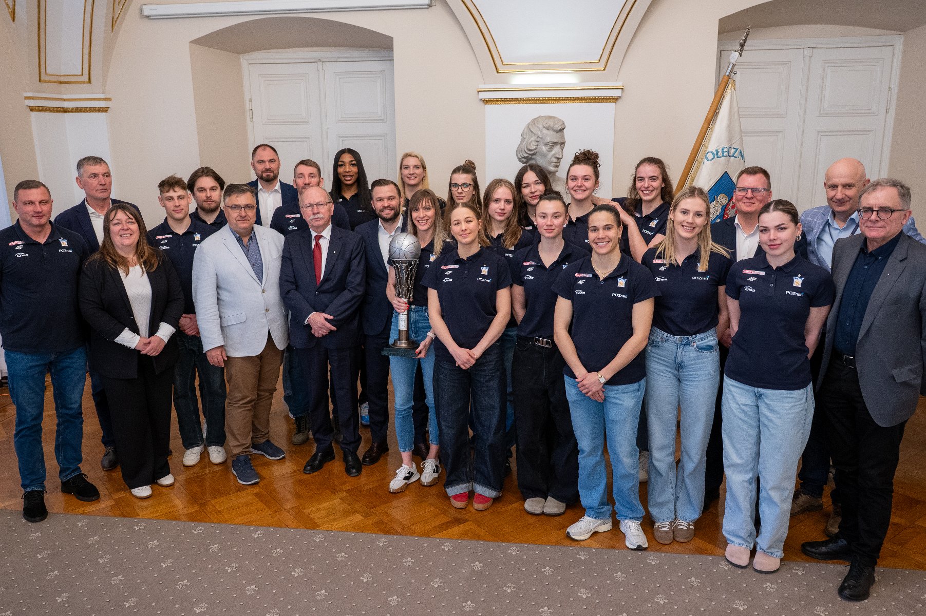 Marcin Gołek, zastępca prezydenta Miasta, spotkał się z zawodniczkami, sztabem szkoleniowym oraz zarządem Enea AZS Politechnika Poznań - wspólne zdjęcie zawodniczek, trenerów oraz działaczy z Prezydentem