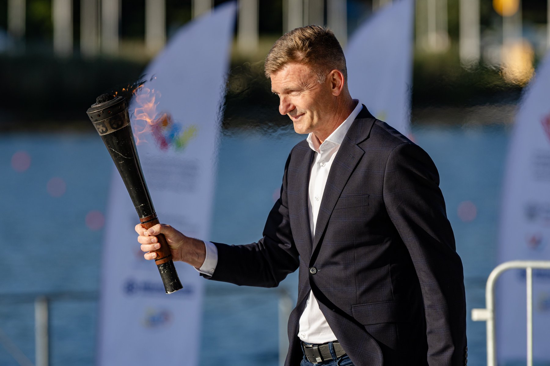 Medalista Igrzysk Olimpijskich z Barcelony Andrzej Juskowiak odpala znicz OOM