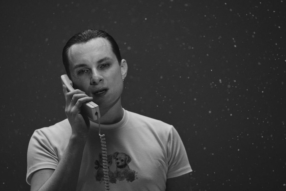 Mężczyzna rozmawia przez telefon.