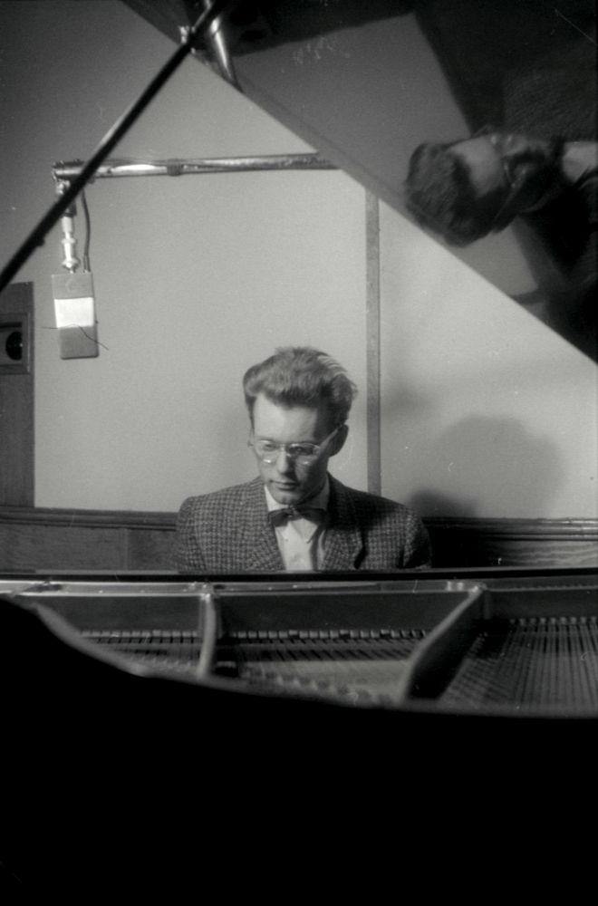 Młody mężczyzna gra na fortepianie.