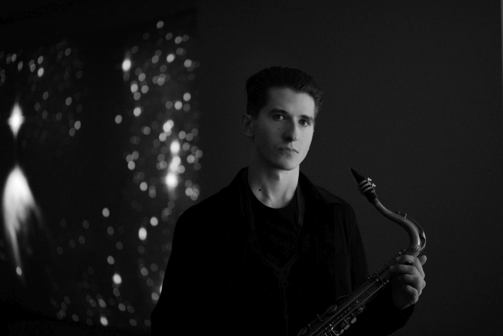 Młody mężczyzna z saksofonem.