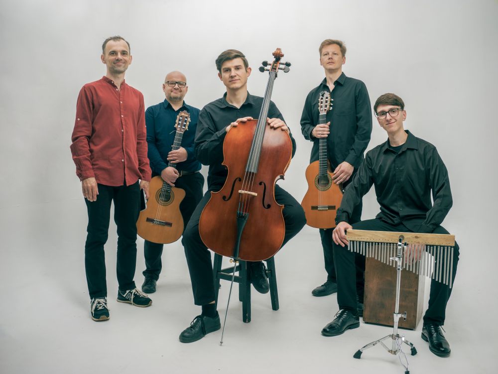 Młodzi mężczyźni z instrumentami, między innymi gitarami i wiolonczelą.