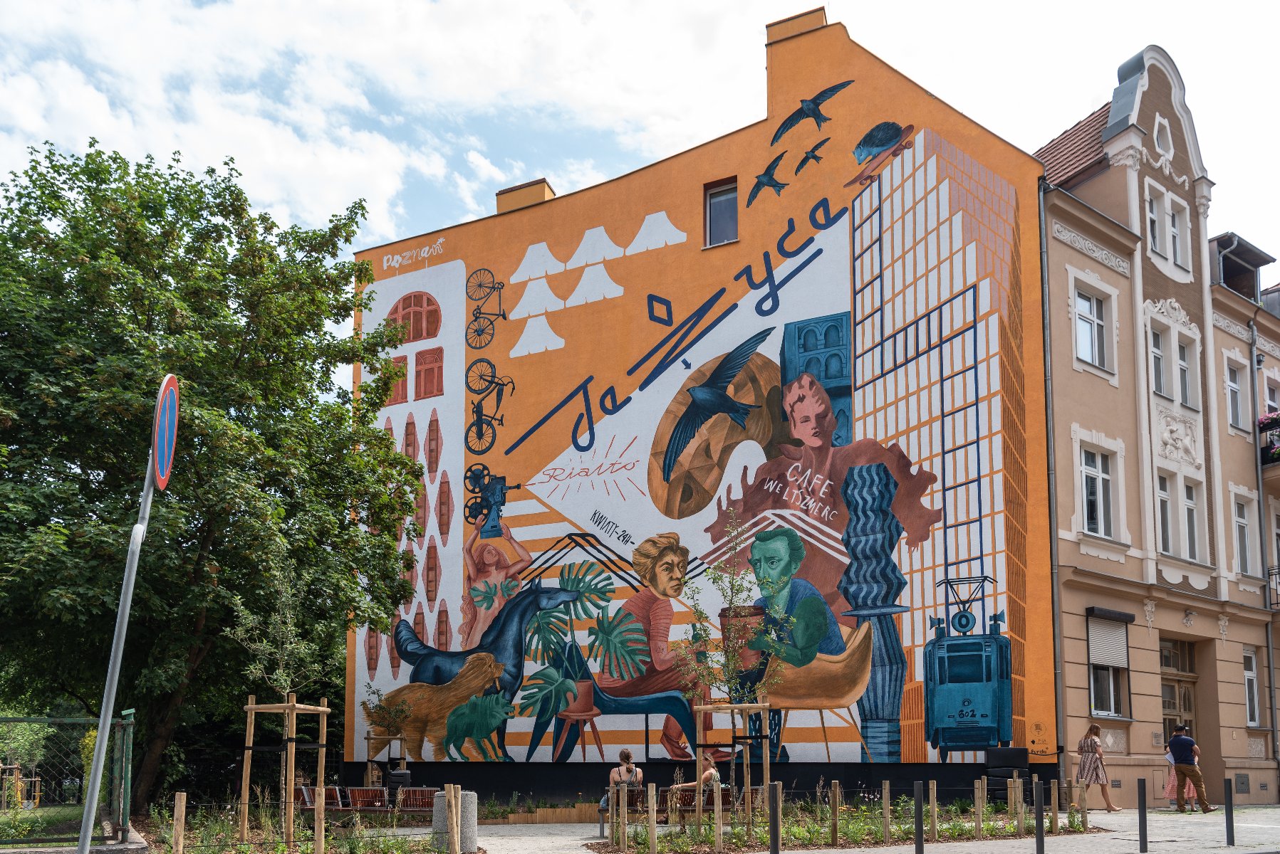 Mural na starej kamienicy. Przedstawia elementy kojarzące się z Poznaniem oraz dzielnicą jeżyce.