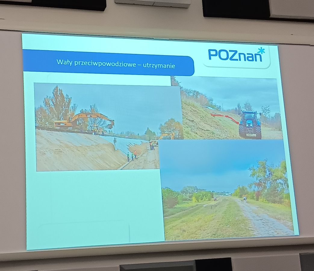 na dużym ekranie w sali wyświetlana jest prezentacja