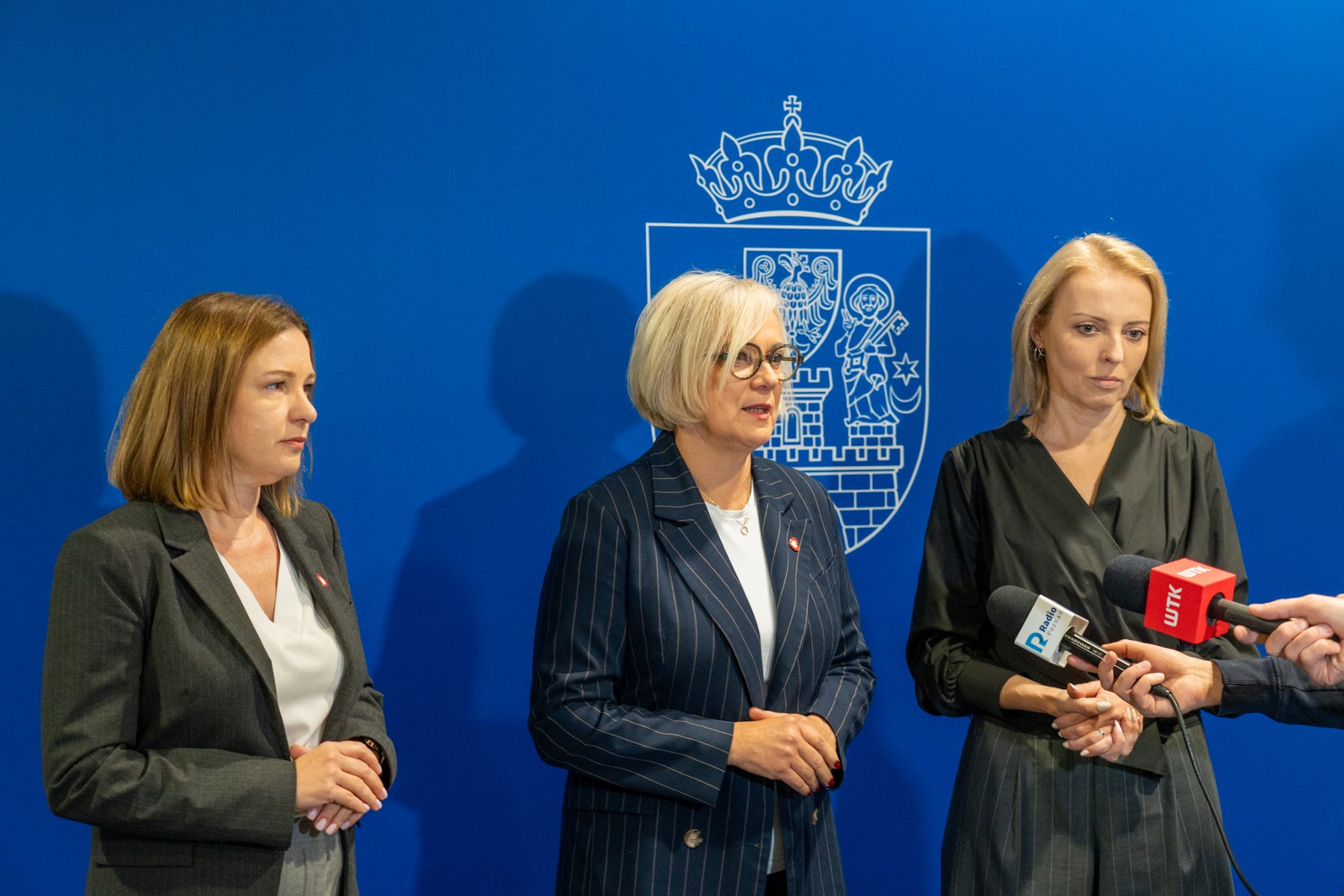 Na fotografii widać briefing prasowy z udziałem Wicemarszałkini Sejmu p. Doroty Niedzieli, Posłanki na Sejm RP p. Katarzyny Kierzek-Koperskiej i Zastępczyni Prezydenta Miasta Poznania p. Natalii Weremczuk.
