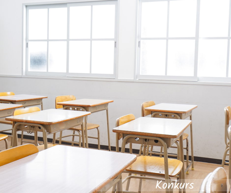 Na grafice przedstawiona jest sala lekcyjna i ławki szkolne