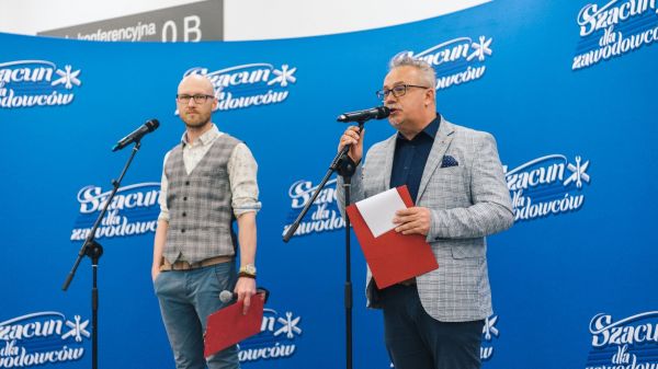 Na grafice przedstawiono dwóch mężczyzn na tle "Szacun dla zawodowców"
