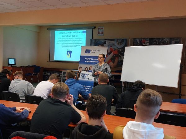 Na grafice przedstawiono prowadzącą spotkanie oraz uczniów.