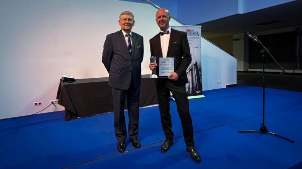 Na grafice zaprezentowano dwóch mężczyzn z nagroda.