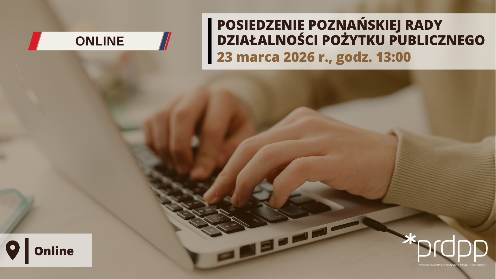 Na grafice znajdują się dłonie piszące coś na klawiaturze laptopa oraz napisy "Posiedzenie Poznańskiej Rady Działalności Pożytku Publicznego 23 marca 2026 r., godz 13:00", "Online".