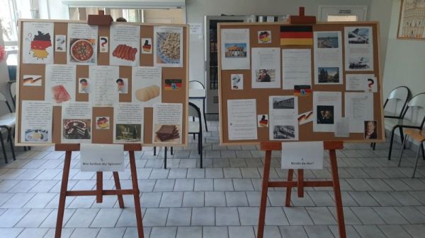 Na grafice znajdują się dwie tablice korkowe.