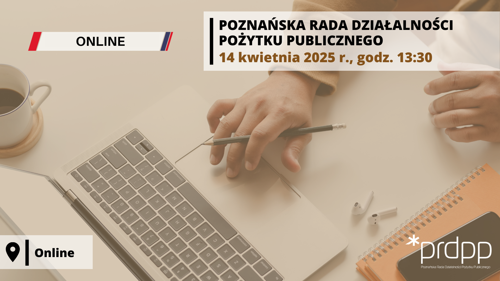 na obrazku widok z góry na biurko wraz z laptopem i ręką trzymającą ołówek, dotykającą laptopa, filiżanka z kawą oraz notes; tekst: "Poznańska Rada Działalności Pożytku Publicznego", "online", "logo prdpp"