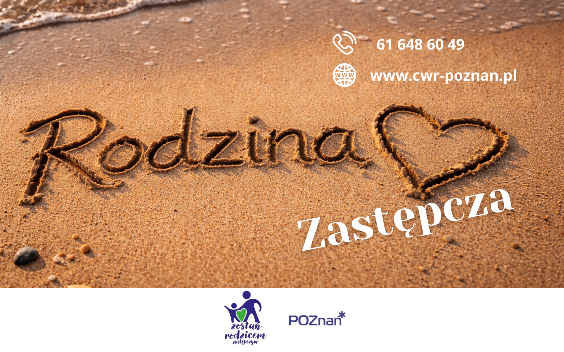Na piaszczystej plaży napis "Rodzina" z narysowanym sercem obok. W prawym górnym rogu znajdują się dane kontaktowe: telefon 61 648 60 49 oraz strona www.cwr-poznan.pl. Widoczny jest także napis "Zastępcza" oraz na dole logotypy programu "Zostań rodziną zastępczą" i miasta Poznań.