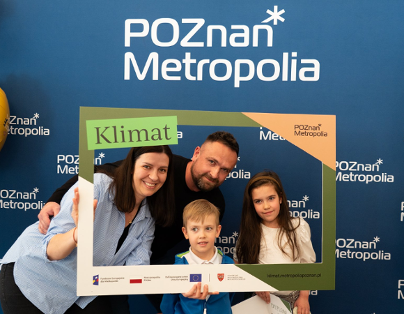 Na zdjęciu 4 osoby pozujące do obiektywu z ramką