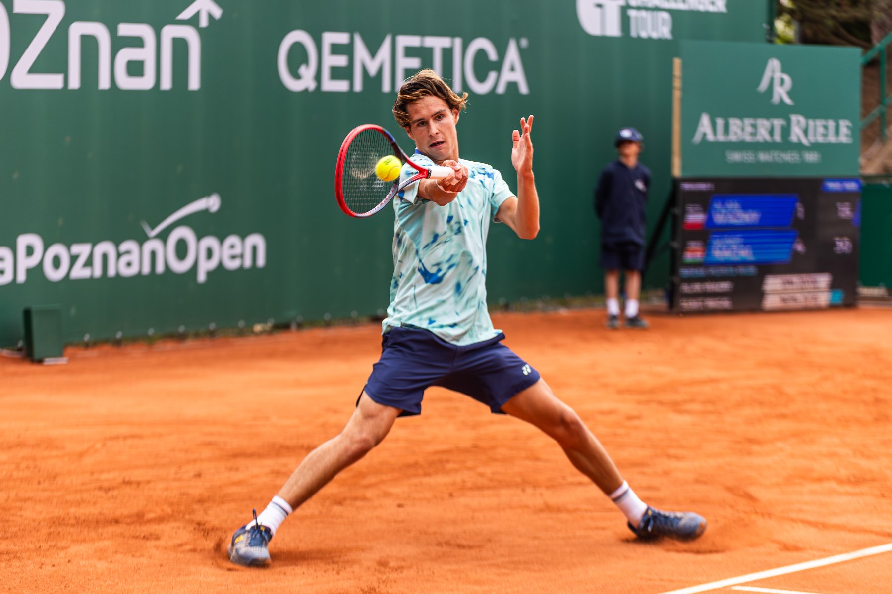 Na zdjęciu Aleks Ważny, młody zwycięzca Roland Garros w deblu, podczas walki meczowej na korcie głównym