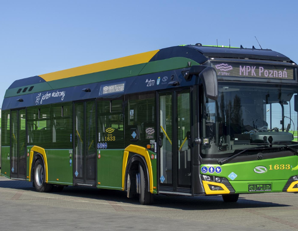 Na zdjęciu autobus wodorowy na terenie zajezdni
