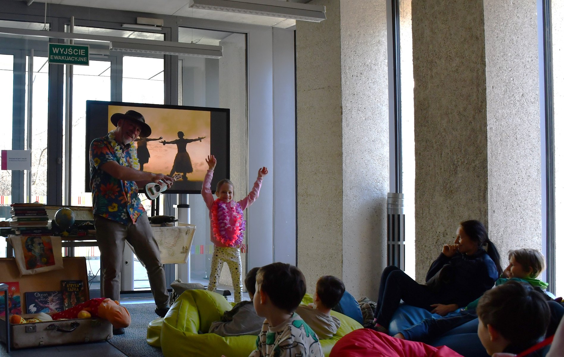 Na zdjęciu autor książki wraz z uczestniczącą w spotkaniu dziewczynką