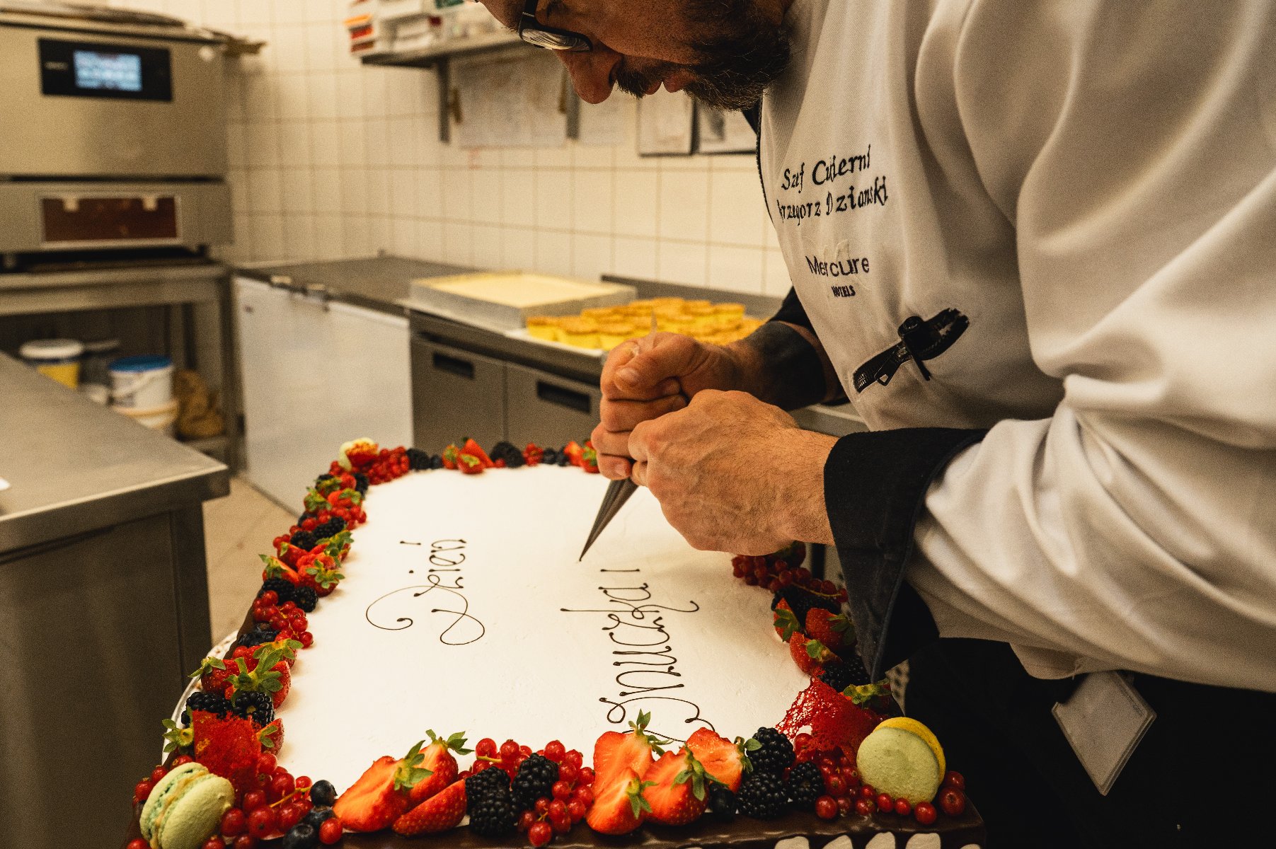 Na zdjęciu biały torcik z napisem: dzień wnuczki