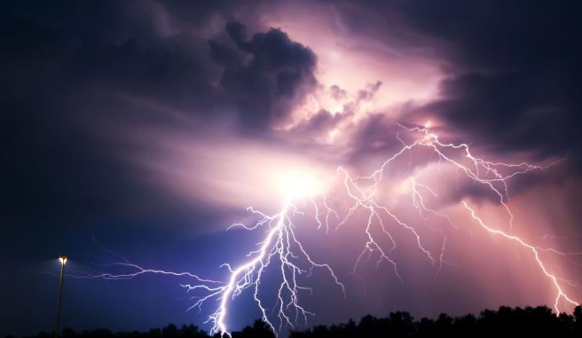 Na zdjęciu błyskawica na tle ciemnego nieba